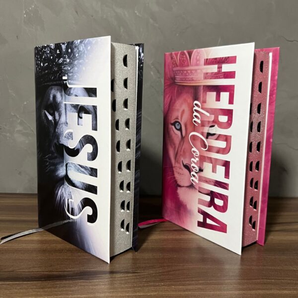 Kit 2 Bíblias Sagradas Herdeira da Coroa Rosa e Leão Jesus com Harpa e com Índice - Imagem 2