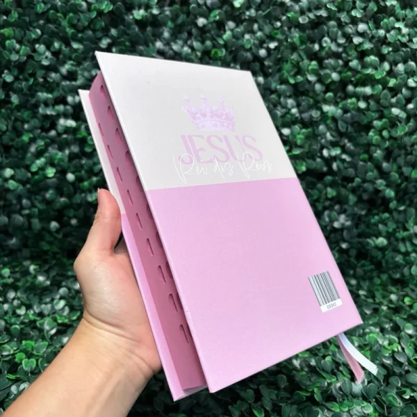 Bíblia Sagrada Feminina Rei dos Reis Rosa Com Harpa e Índice Versão ARC - Imagem 4