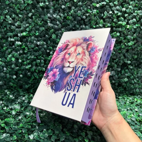 Bíblia Sagrada Roxa Leão Yeshua Capa Dura Com Harpa e Índice Versão ARC