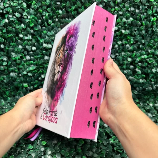 Bíblia Sagrada Ultra Gigante Letra Jumbo Leão Forte e Corajosa Rosa Com Harpa e Índice ARC - Imagem 7