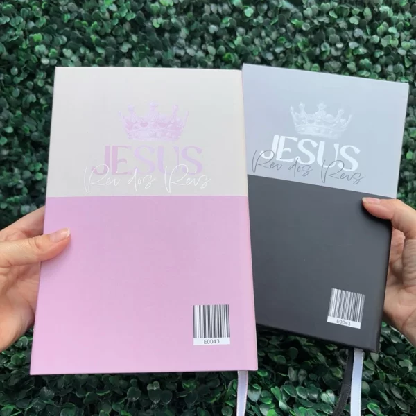 Kit 2 Bíblias Jesus Rei dos Reis Rosa e Preta com Harpa e com Índice Casal Cristão - Imagem 5