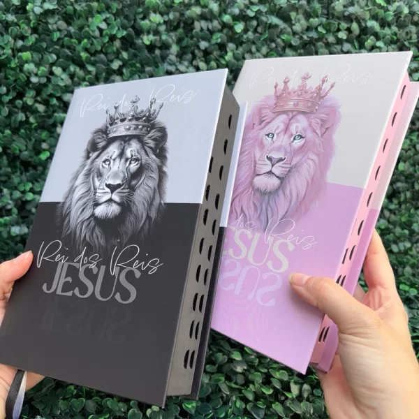 Kit 2 Bíblias Jesus Rei dos Reis Rosa e Preta com Harpa e com Índice Casal Cristão - Imagem 4