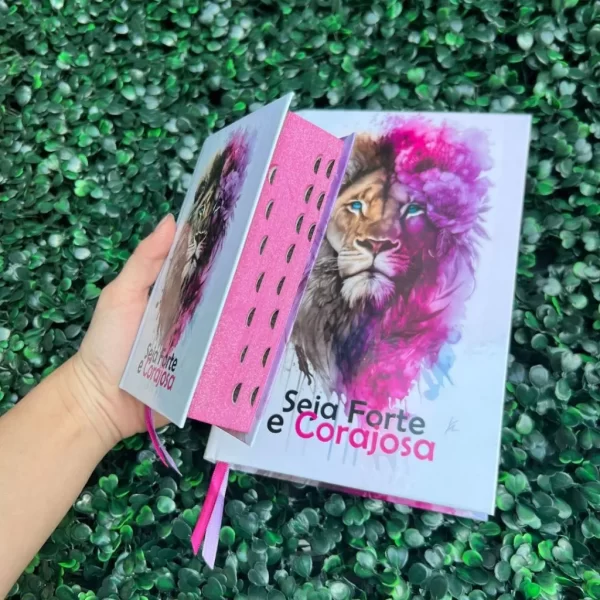 Kit Mãe e Filha Bíblia Grande e MINI Seja Forte e Corajosa com Harpa e com Índice - Imagem 3