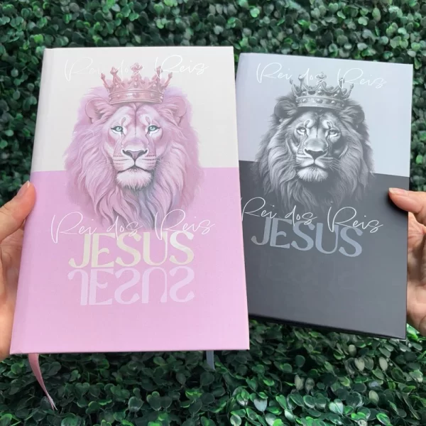 Kit 2 Bíblias Jesus Rei dos Reis Rosa e Preta com Harpa e com Índice Casal Cristão